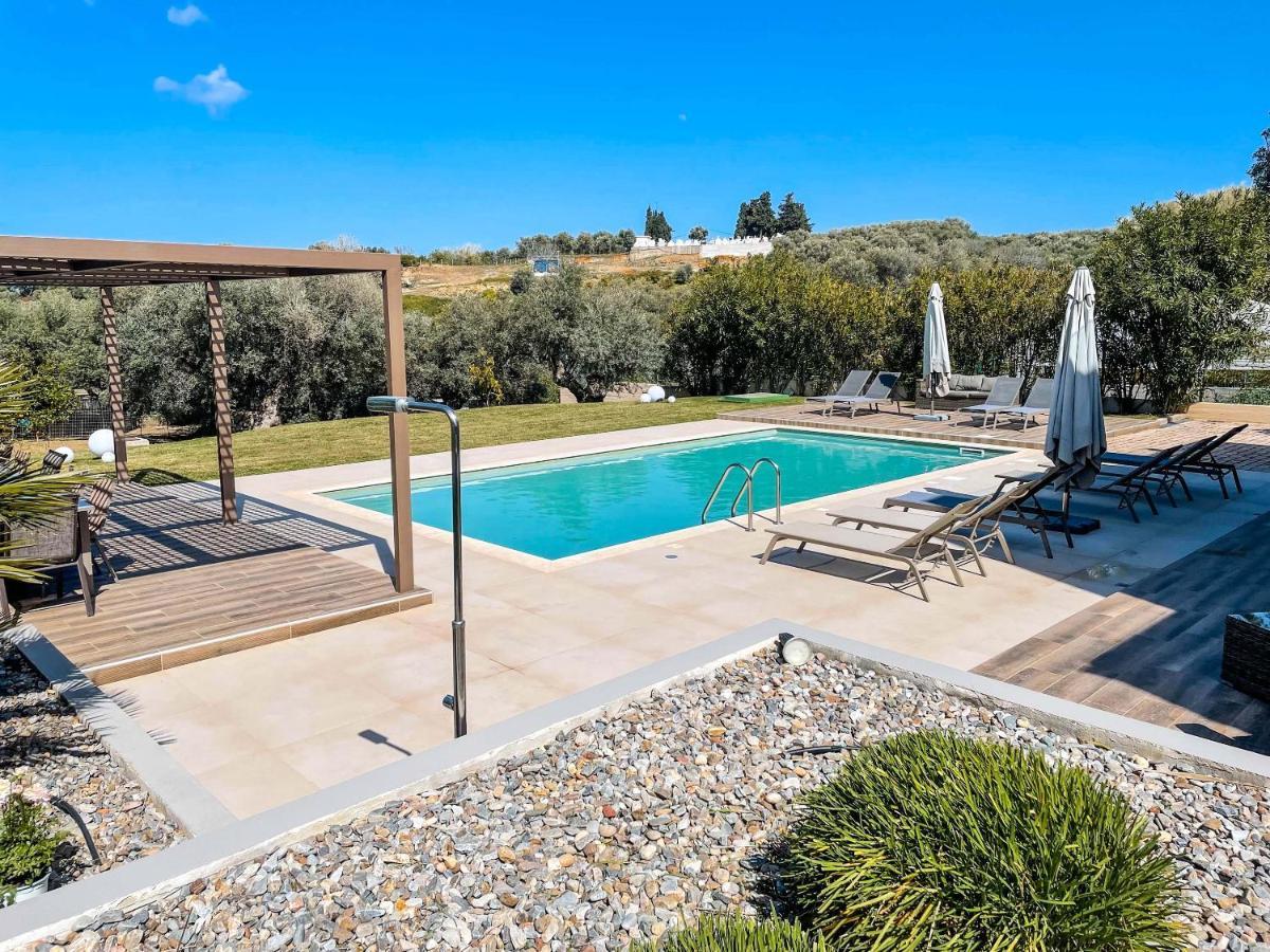 Villa Aelia I Modern & Ideal For Large Groups Galatás Buitenkant foto