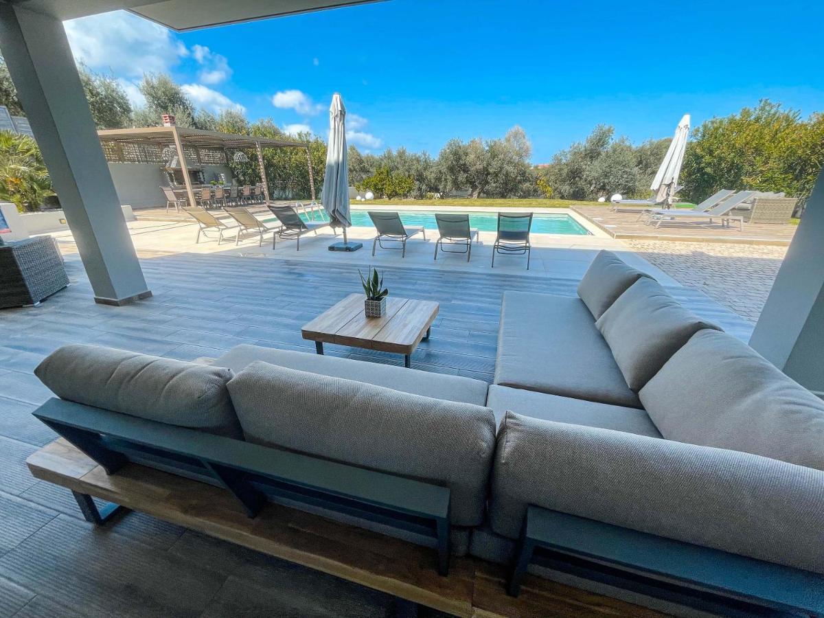 Villa Aelia I Modern & Ideal For Large Groups Galatás Buitenkant foto